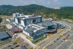 Al-Sultan Abdullah Hospital (UiTM Hospital) | Profile - <a href="https://www.lysaghtasean.com/my/en/products-and-solutions/roofing-and-walling/concealed-fix/lysaght-360-seam/">360 Seam</a> & <a href="https://www.lysaghtasean.com/my/en/products-and-solutions/roofing-and-walling/concealed-fix/lysaght-klip-lok-optima/">Klip-Lok Optima</a>