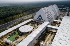 Movenpick Hotel and Convention Centre KLIA | Profile - <a href="https://www.lysaghtasean.com/my/en/products-and-solutions/roofing-and-walling/concealed-fix/lysaght-360-seam/">360 Seam</a> & <a href="https://www.lysaghtasean.com/my/en/products-and-solutions/roofing-and-walling/pierce-fix/lysaght-spandek-optima/">Spandek Optima</a>